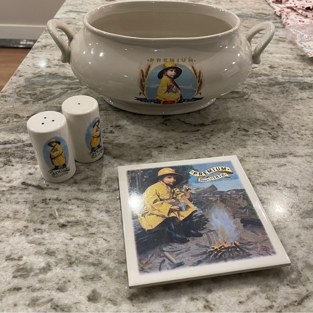 Vintage Nabisco Premium Soup Tureen, Trivet, S&P set
